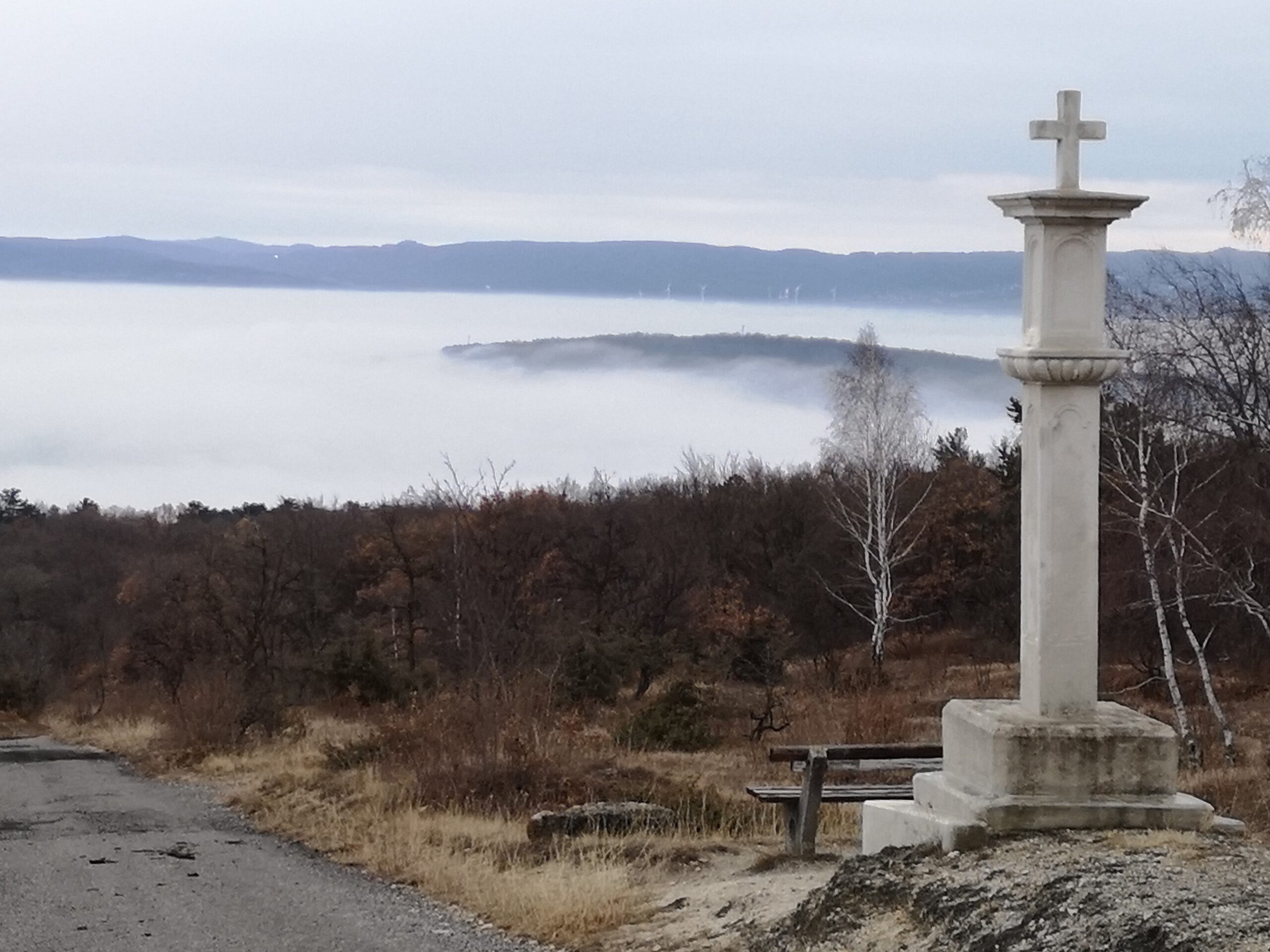 Weisses Kreuz Richtung Föllig Berg in Großhöflein